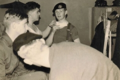 Aanpassen-van-de-gala-uniformen