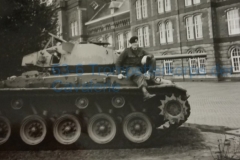 17-Even-op-de-tank-op-het-voorterrein-van-de-Willem-III