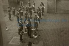 18-We-staan-te-wachten-voor-een-afmars