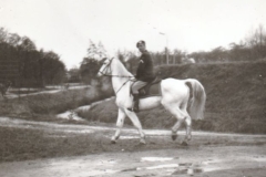 Wachtmeester-1-te-paard-dec-1964-02