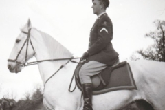 Wachtmeester-1-te-paard-dec-1964-03