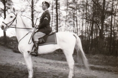 Wachtmeester-1-te-paard-dec-1964-04