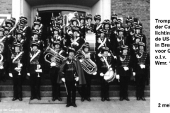 64-05-02-4-Trompetterkorps-der-Cavalerie-in-Bremerhaven-voor-Gebouw-7-olv-wmr1-Van-Kleef-a