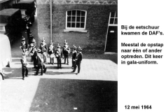 64-05-12-Bij-de-eetschuur-kwamen-de-DAFs-a