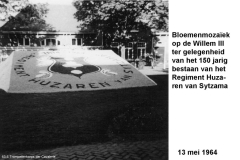 64-05-13-1-Bloemenmozaiek-in-Willem-III.-150-jaar-Huzaren-van-Sytzama-a
