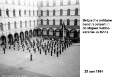 64-05-25-4-Belgisch-orkest-repeteert-in-Majoor-Sabbekazerne-in-Mons-a