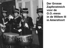 64-11-06-Grosse-Zapfenstreich-voor-de-O.O.-mess-van-de-Willem-III-kazerne-a