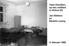 65-02-11-Twee-Drenthen-op-een-veldbeld-in-Hohne-Barteld-Luning-en-Jan-Sliekers-a
