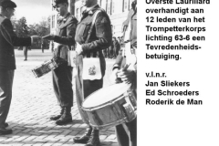 65-05-25-Overste-Laurillard-overhandigt-12-leden-van-het-Trompetterkorps-een-tevredenheidsbetuiging-a
