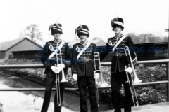 51-Drie-trombonisten-in-gala
