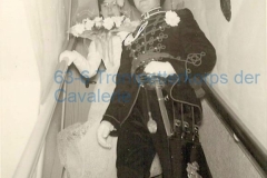 Bruidspaar-komt-de-trap-af